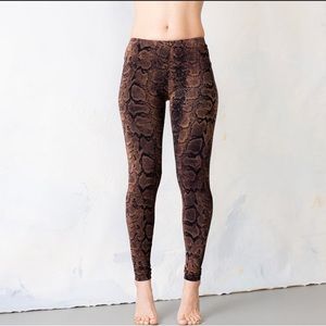 Leggings with abstract snake pattern - rusty brown-orange